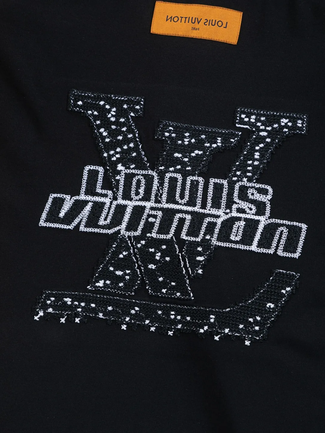 🅿️220 Louis Vuitton 1V LV lv slightly wide version S-XL LV 26ss new products are available at counters simultaneously. Multiple craftsmanship. Spotted letter logo on the chest🪡 embroidery. Large spotted letter logo on the back panel🪡 embroidery. Round neck short-sleeved T-shirt, same style for men and women! Consigned to one-to-one creation. Synchronized with the official website, pure cotton fabrics at the counter! It is close to the skin and comfortable, durable and easy to wear. It has a classic and simple logo design and meticulous original craftsmanship. Short-sleeves, a must-have item for men, do not appear to be the same for the general public, but must be unique and eye-catching. This LV short-sleeve is all about quality, comfort, the same shape and fashion as always, including fabrics and cutting techniques. All of them have been made with great effort! 320 grams of washed pure cotton fabric, pure cotton is breathable, very refreshing and comfortable for daily wear. The rib knitting on the neckline is smooth and tight, and the neckline will not be skewed if you toss it at will. The loose version, you will find that it looks really good on the upper body. The overall is minimalist and neat, super versatile for daily use! Pair it casually with a pair of pants for a youthful look. A T-shirt will make your outfit crazy. It is a fashionable item that can never go wrong! Color: Black White Size: S-XL Size chart: S: Shoulder width 50-Bust 56-Length 70 M: Shoulder width 52-Bust 57-Length 72 L: Shoulder width 54-Bust 59-Length 74 XL: Shoulder width 56-Bust 62-Length 76